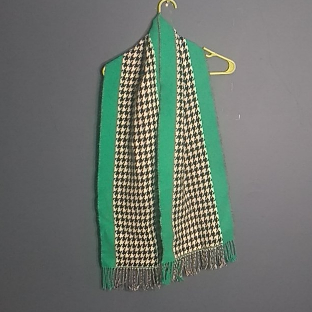 Houndstooth Scarf with Green/Blue Trim